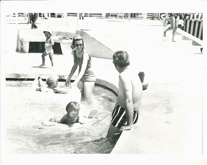 Principe Ranieri, Principessa Grace, Carolina e Alberto in piscina, giugno 1960  - Asta C'era una volta a Hollywood - Cambi Casa d'Aste