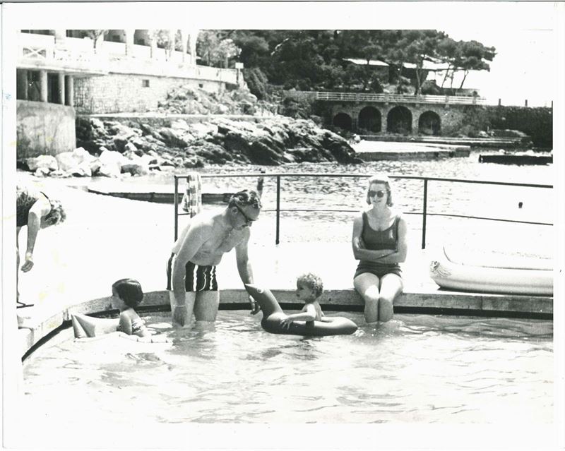 La famiglia reale di Monaco in piscina, giugno 1960  - Asta C'era una volta a Hollywood - Cambi Casa d'Aste