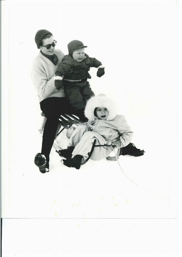 Grace Kelly con i figli sulla neve