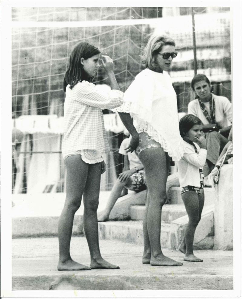 Grace Kelly e Carolina in spiaggia  - Asta C'era una volta a Hollywood - Cambi Casa d'Aste