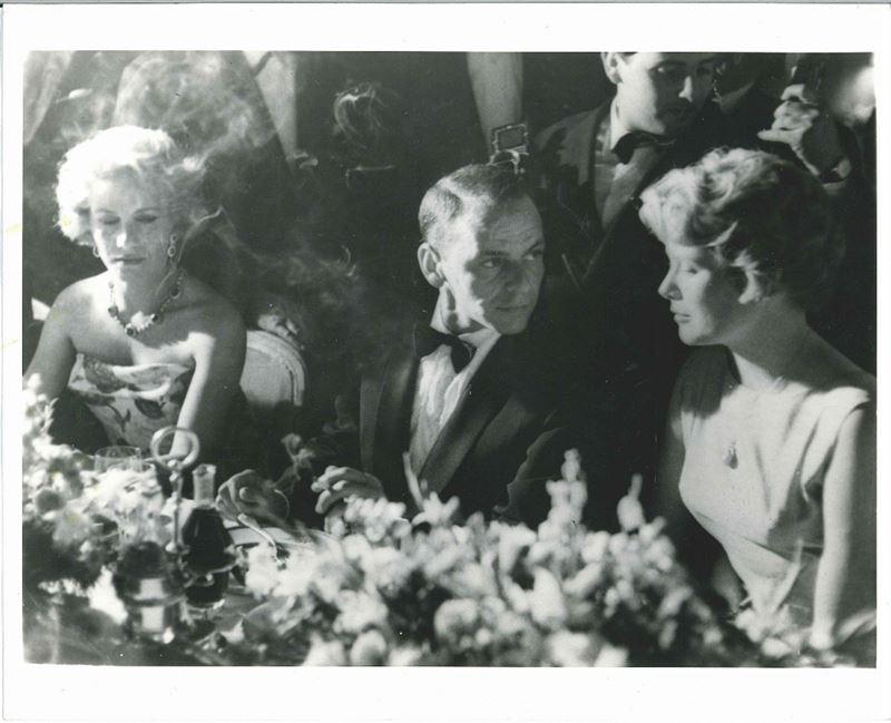 Grace Kelly con la sorella e Frank Sinatra  - Asta C'era una volta a Hollywood - Cambi Casa d'Aste
