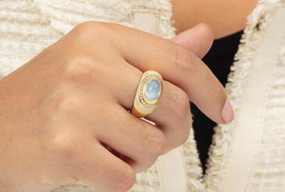 Fabergé. Anello con Smalto Bianco, Diamanti e Clair De Lune
