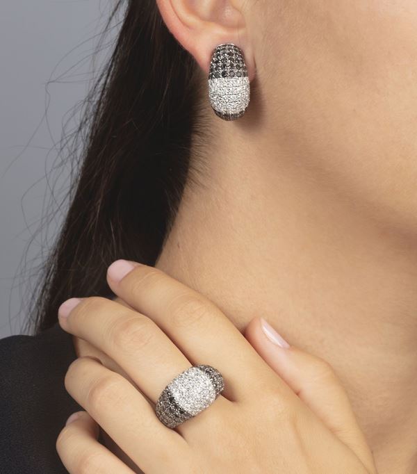 Demi-parure composta da anello ed orecchini con pavé di diamanti bianchi e neri