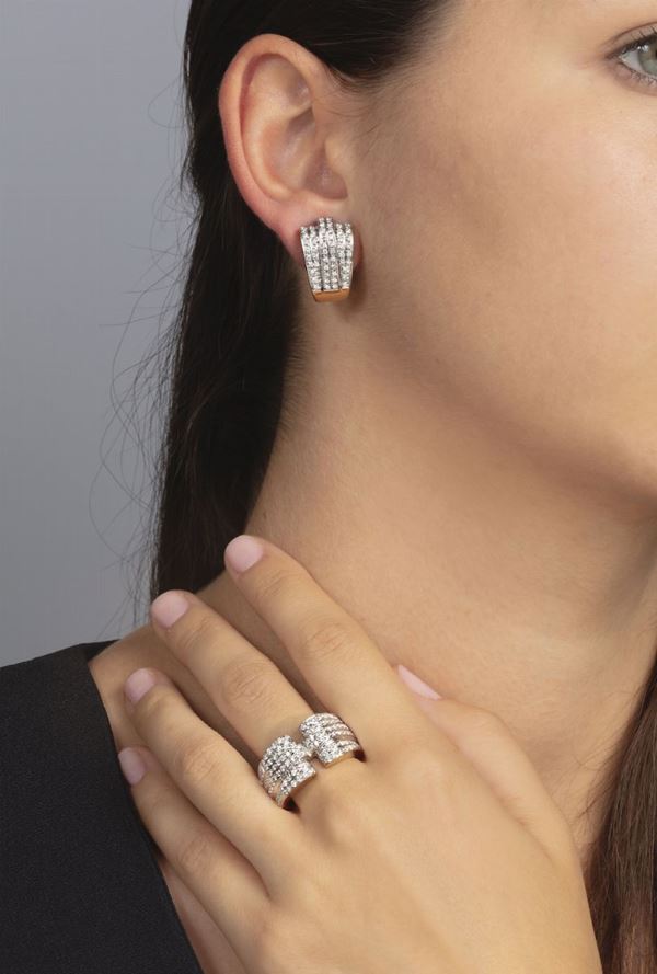 Demi-parure composta da anello ed orecchini con pavé di diamanti