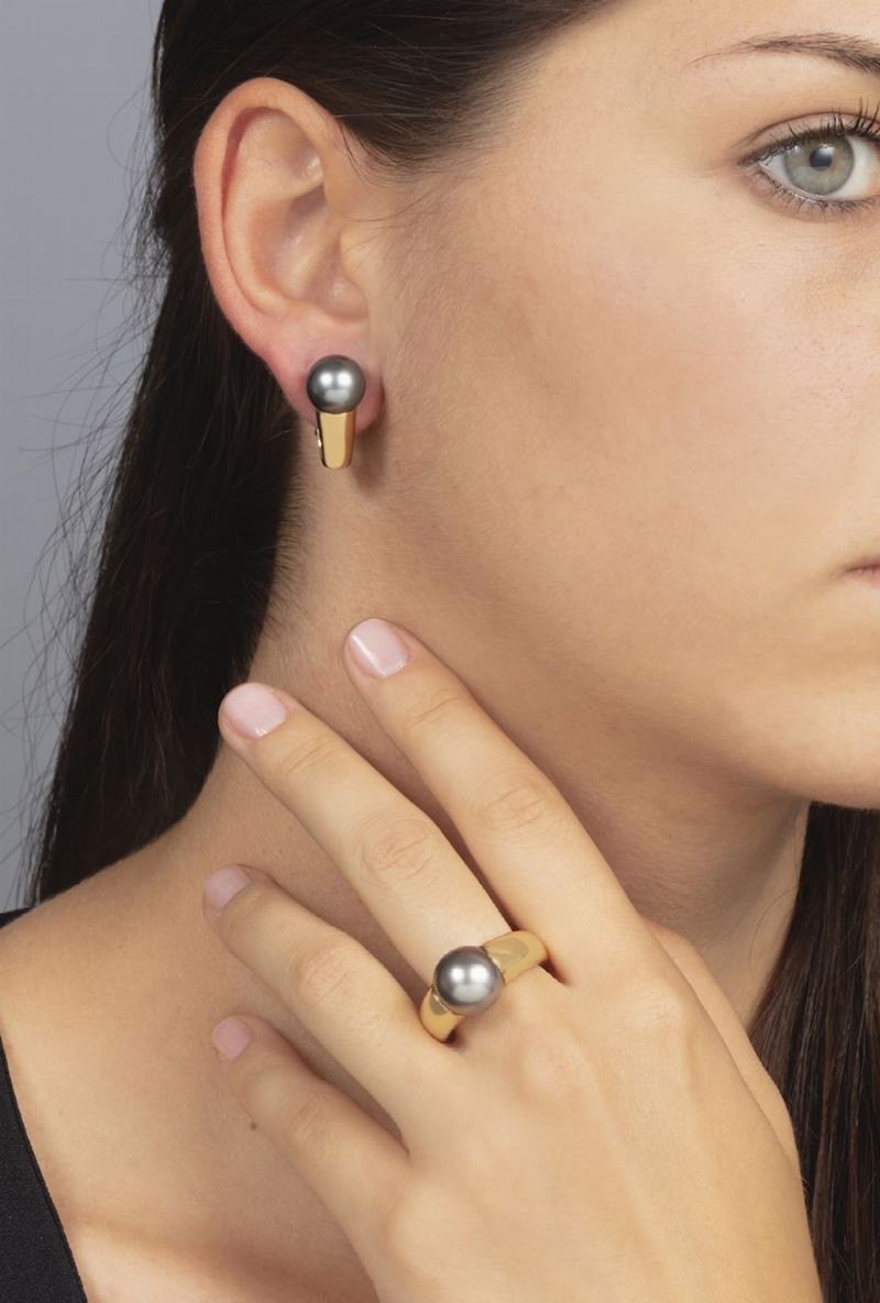 Demi-parure composta da anello ed orecchini con perle grigie coltivate  - Asta Gioielli - Cambi Casa d'Aste