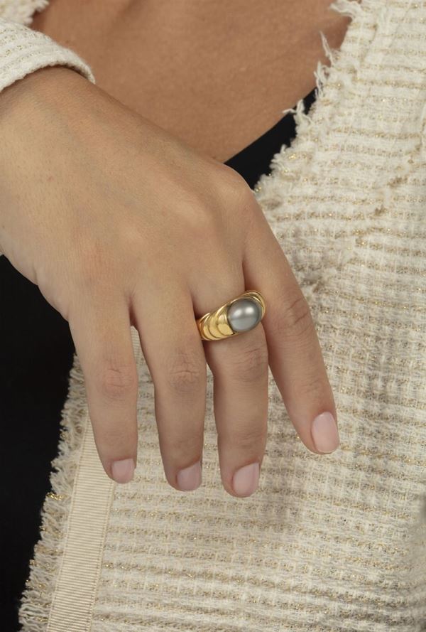 Cultured grey pearl and gold ring