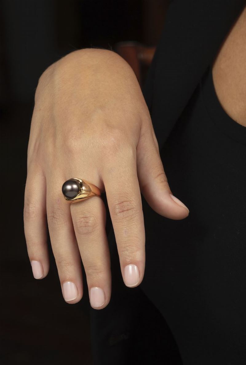 Cultured grey pearl and gold ring  - Auction Jewels - Cambi Casa d'Aste