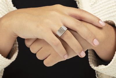 Anello a Fascia con Pavé di Diamanti Bianchi e Brown