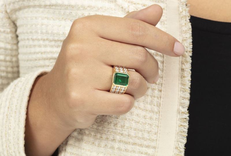 Anello con smeraldo Colombia di ct 3,13 circa con diamanti taglio brillante a contorno  - Asta Fine Jewels - Cambi Casa d'Aste