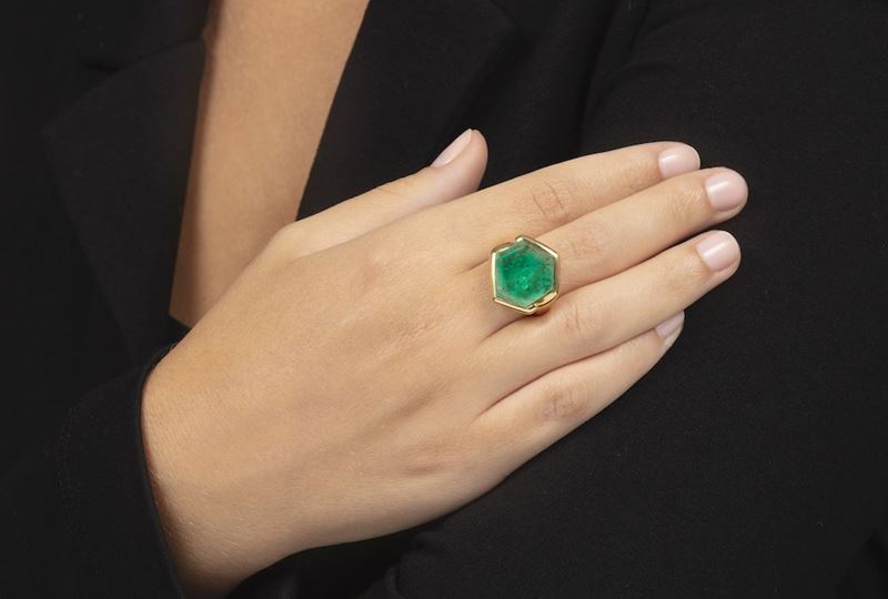 Anello con smeraldo Colombia taglio esagonale  - Asta Gioielli - Cambi Casa d'Aste