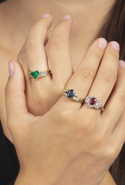 Lotto Composto da Anello con Rubino, Anello con Zaffiro ed Anello con Smeraldo Taglio Cuore