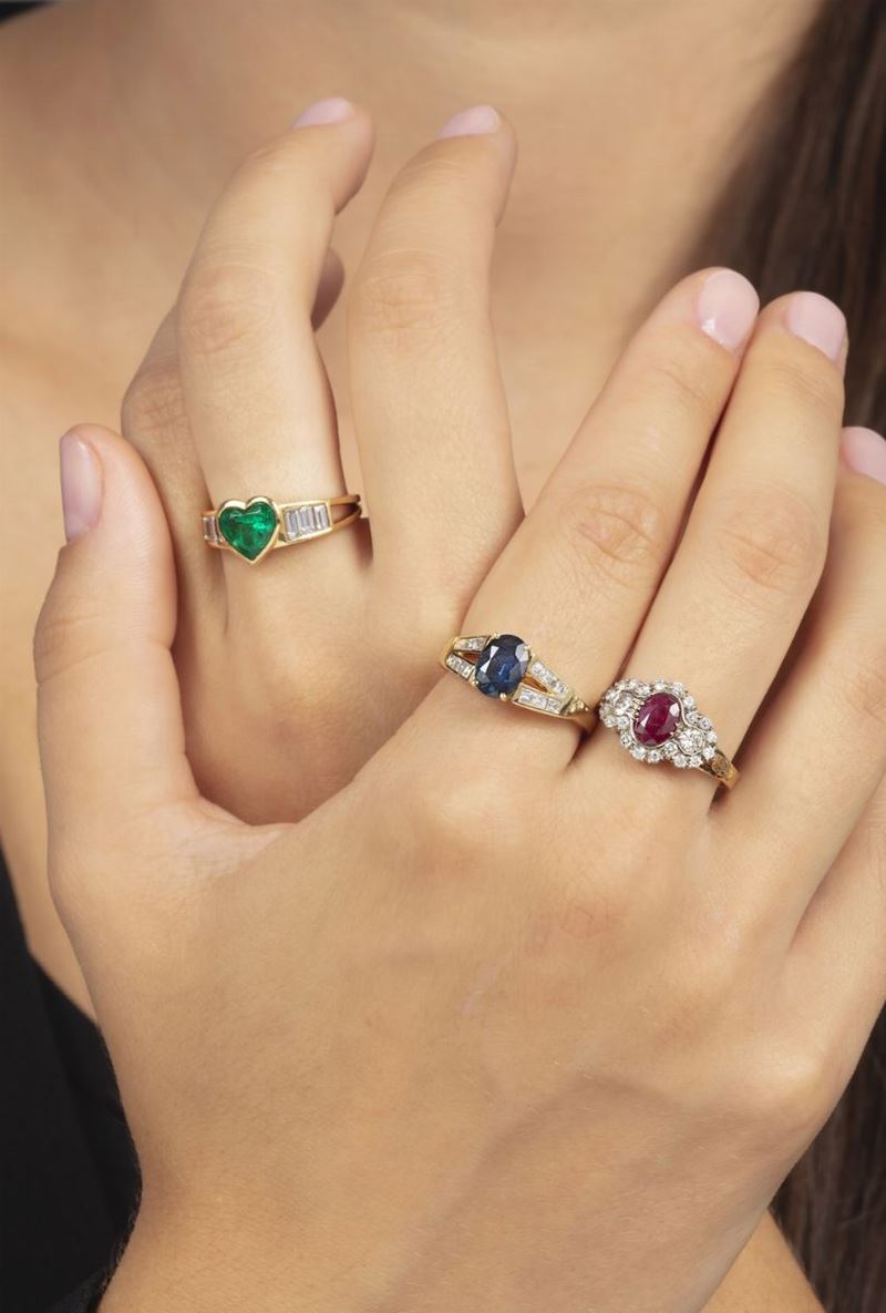 Lotto composto da anello con rubino, anello con zaffiro ed anello con smeraldo taglio cuore  - Asta Gioielli - Cambi Casa d'Aste