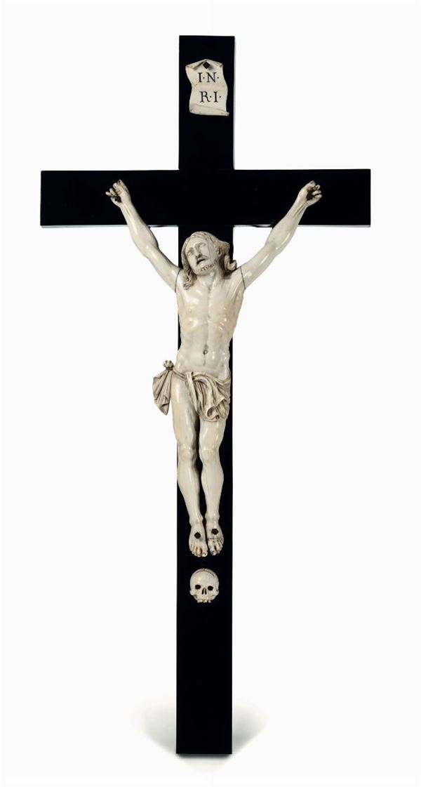 Cristo in avorio su croce in legno ebanizzato. Scultore del XVIII-XIX secolo