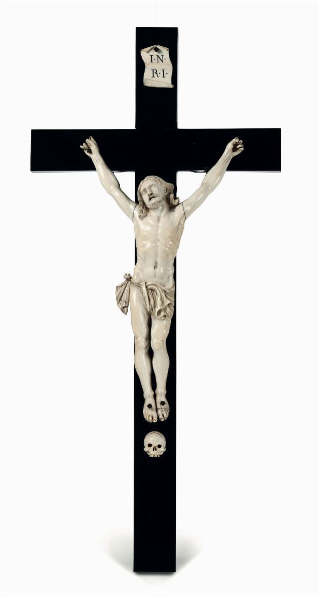 Cristo in avorio su croce in legno ebanizzato. Scultore del XVIII-XIX secolo  - Asta Antiquariato - Cambi Casa d'Aste