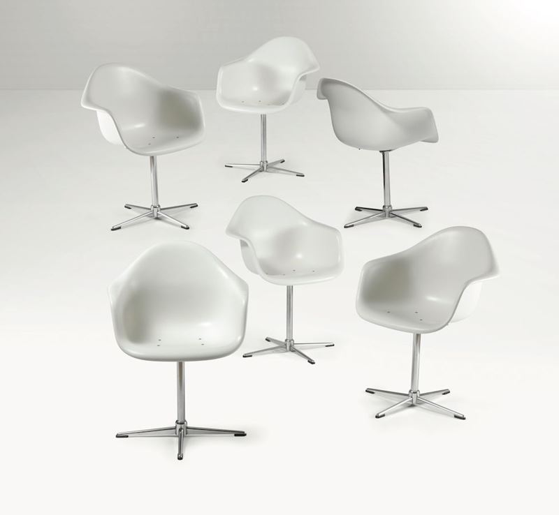 Sei sedie con sostegno in metallo cromato e seduta in vetroresina.  - Auction Design - Cambi Casa d'Aste