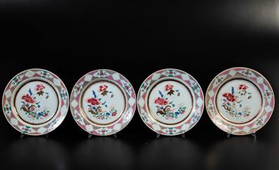 Quattro Piatti in Porcellana Famiglia Rosa con Decori Naturalistici, Cina, Dinastia Qing, Epoca Y...