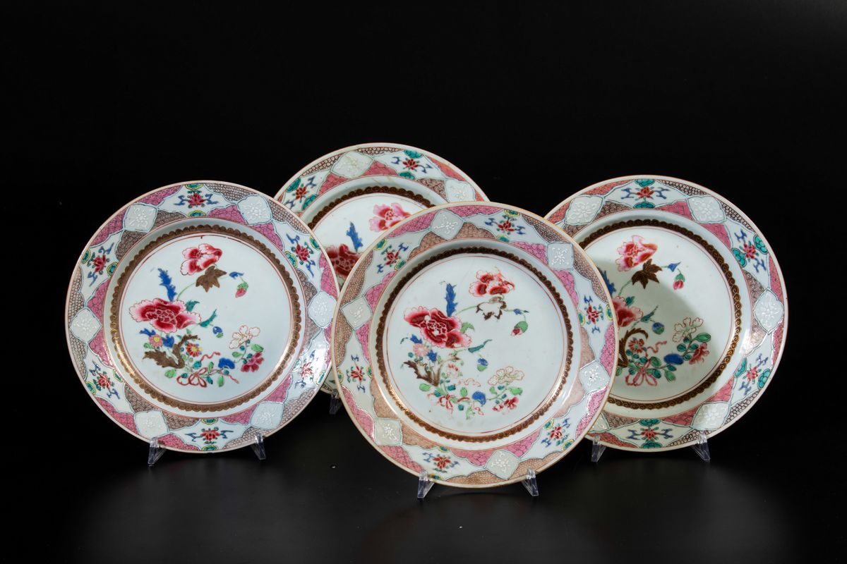 Quattro Piatti in Porcellana Famiglia Rosa con Decori Naturalistici, Cina, Dinastia Qing, Epoca Y...