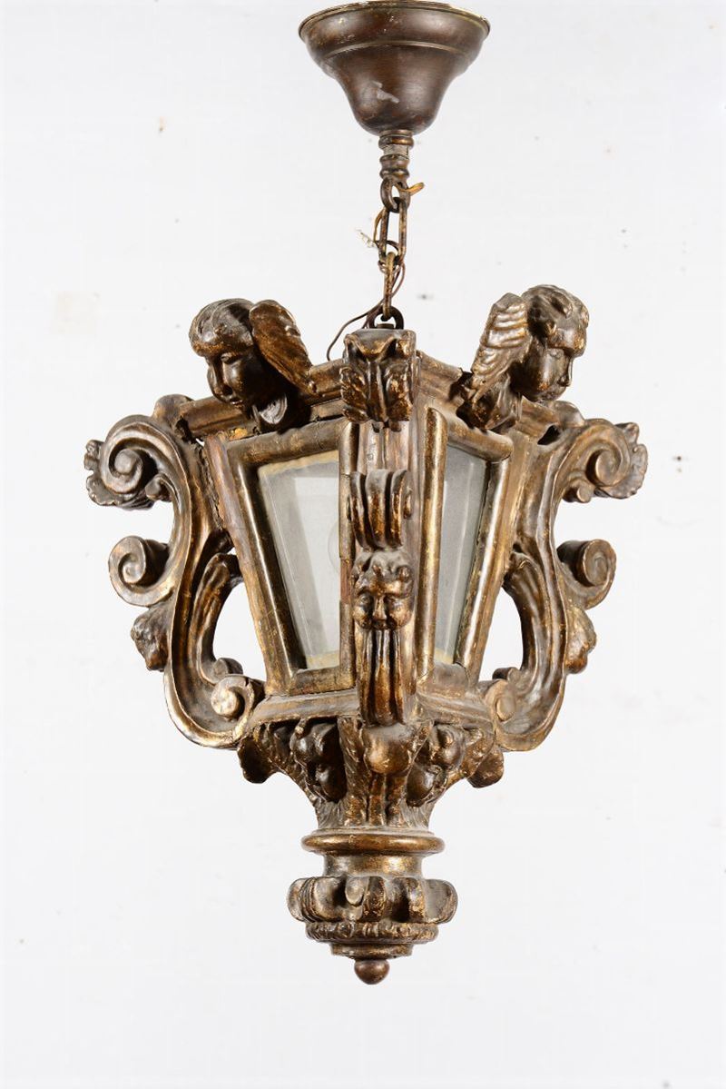 Lanterna in legno intagliato e dorato con volute e putti. Italia meridionale, XIX secolo  - Asta Arredi, Dipinti e Oggetti d'Arte - Cambi Casa d'Aste