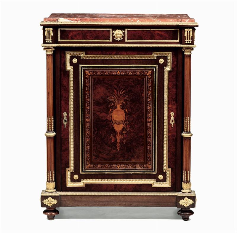 Credenzino intarsiato in vari legni e bronzi dorati, Inghilterra, fine XIX, inizi XX secolo  - Auction Fine Art - Cambi Casa d'Aste