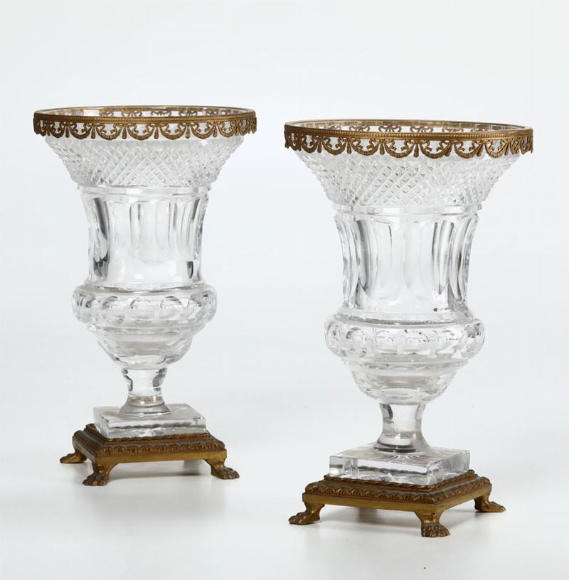 Coppia di vasi tipo Medici in cristallo e metallo dorato, XIX secolo  - Asta Arredi, Dipinti e Oggetti d'Arte - Cambi Casa d'Aste