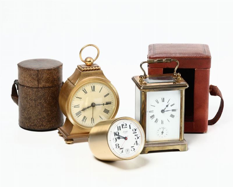 Lotto di tre orologi da viaggio e da carrozza, due con custodie in pelle, XX secolo  - Asta Antiquariato I - Asta a Tempo - Cambi Casa d'Aste