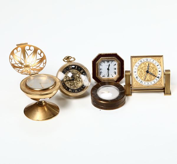 Lotto di cinque svegliarini da comodino diversi, Lorenz, Cartier ed altre manifatture. XX secolo