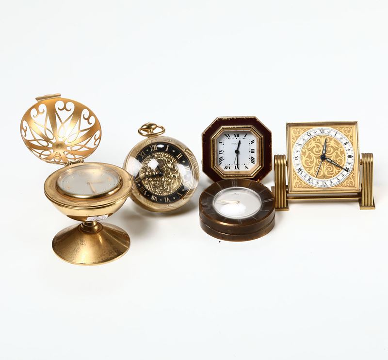 Lotto di cinque svegliarini da comodino diversi, Lorenz, Cartier ed altre manifatture. XX secolo  - Auction Antique April - Cambi Casa d'Aste