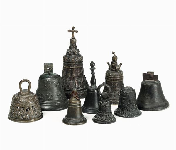Collezione di nove piccole campane in bronzo. XIX secolo