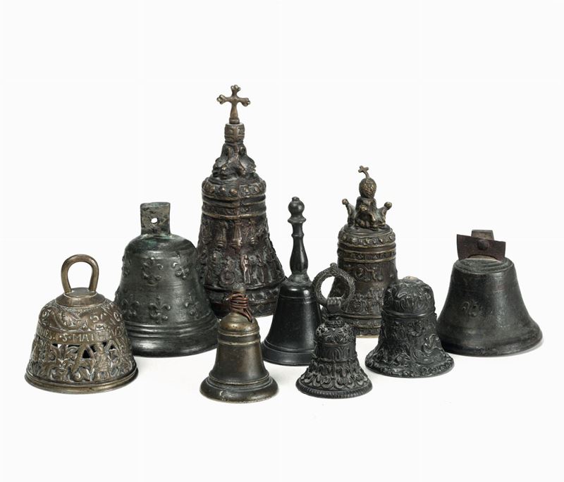 Collezione di nove piccole campane in bronzo. XIX secolo  - Asta Arredi, Dipinti e Oggetti d'Arte - Cambi Casa d'Aste