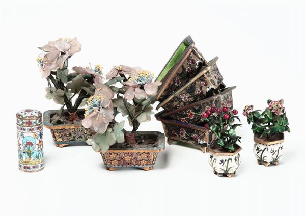 Lotto composto da nove pezzi, di cui quattro piccole vaschette, quattro vasetti e un portapillole smaltati. Cina,  XX secolo