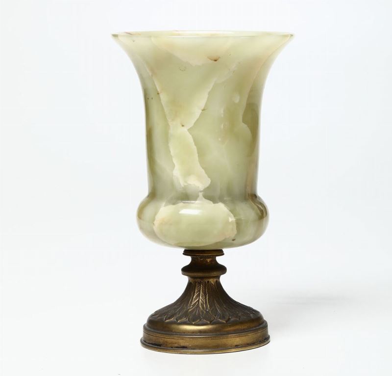 Vaso in onice e metallo dorato. XX secolo  - Auction Furnitures, Paintings and Works of Art - Cambi Casa d'Aste