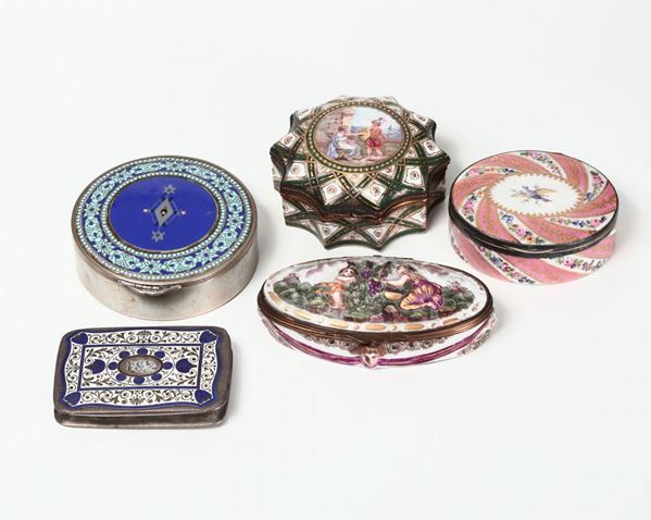 Lotto di cinque tabacchiere diverse in metallo, porcellana e argento smaltati in policromia. XIX e XX secolo