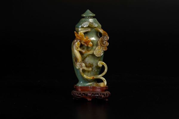 Vaso con coperchio scolpito in giada e russet con figura di draghetto a rilievo, Cina, XX secolo