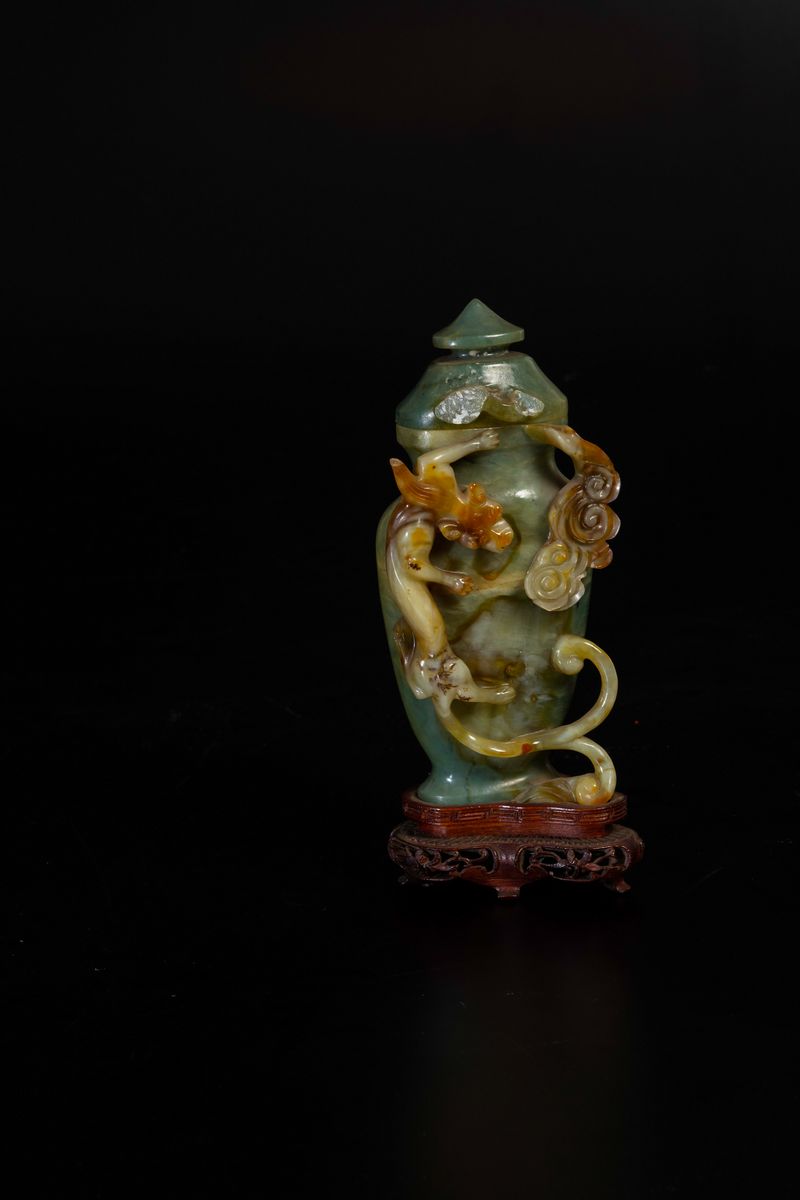 Vaso con Coperchio Scolpito in Giada e Russet con Figura di Draghetto a Rilievo, Cina, XX Secolo