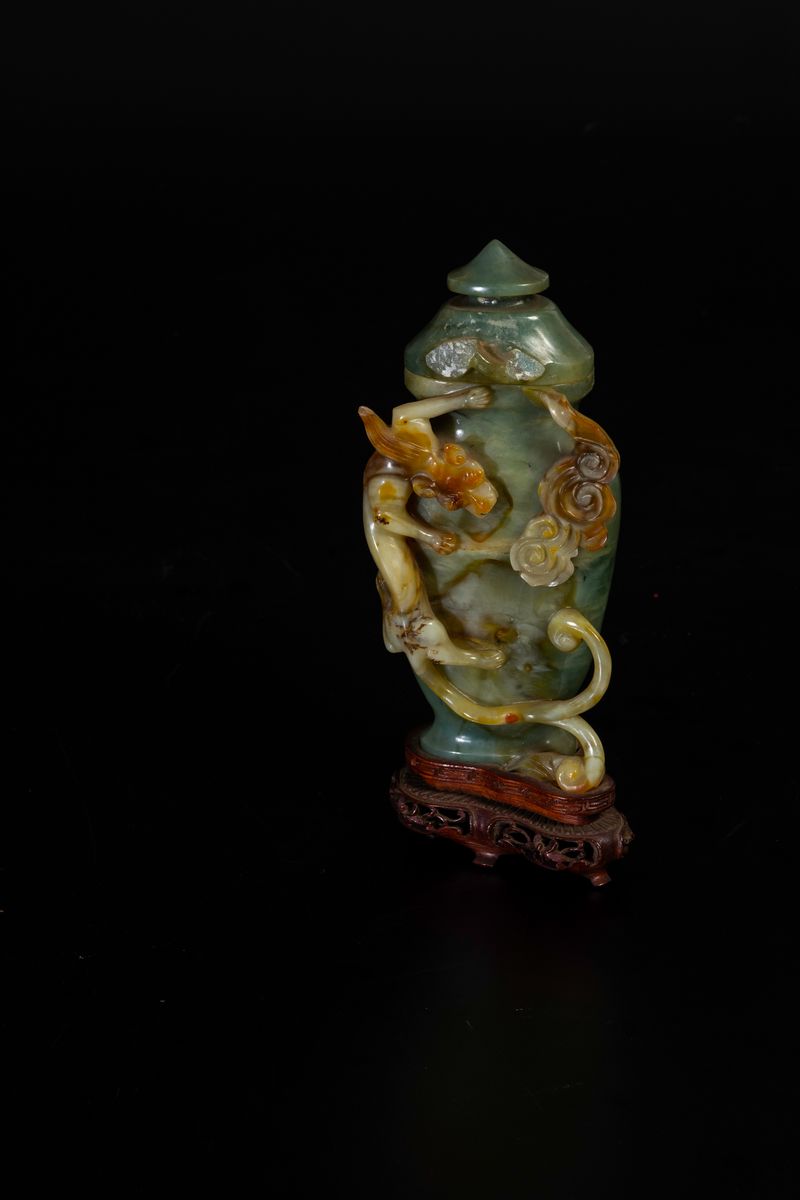 Vaso con Coperchio Scolpito in Giada e Russet con Figura di Draghetto a Rilievo, Cina, XX Secolo