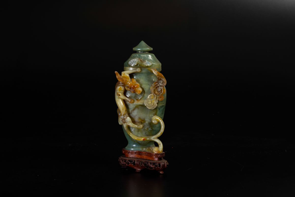 Vaso con Coperchio Scolpito in Giada e Russet con Figura di Draghetto a Rilievo, Cina, XX Secolo