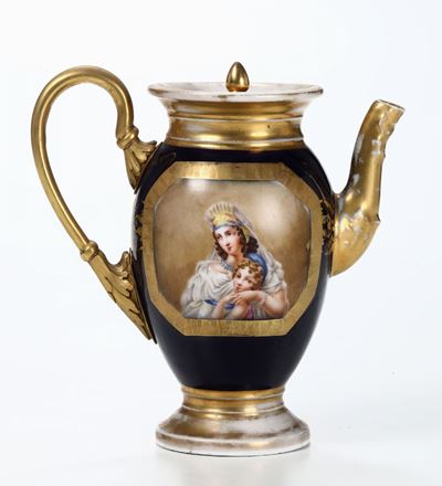Caffettiera in Porcellana Policroma con Decorazione Centrale Raffigurante una Sibilla. Francia XI...
