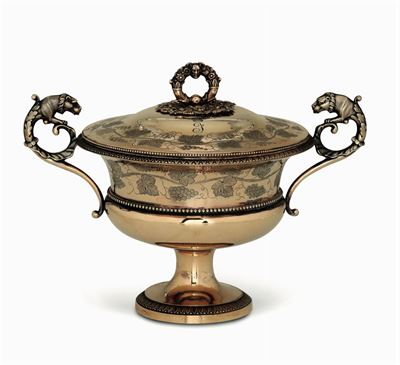 Zuccheriera in Argento Vermeille Fuso, Sbalzato e Cesellato. Parigi 1830 Ca. Collezione Bulgari, ...