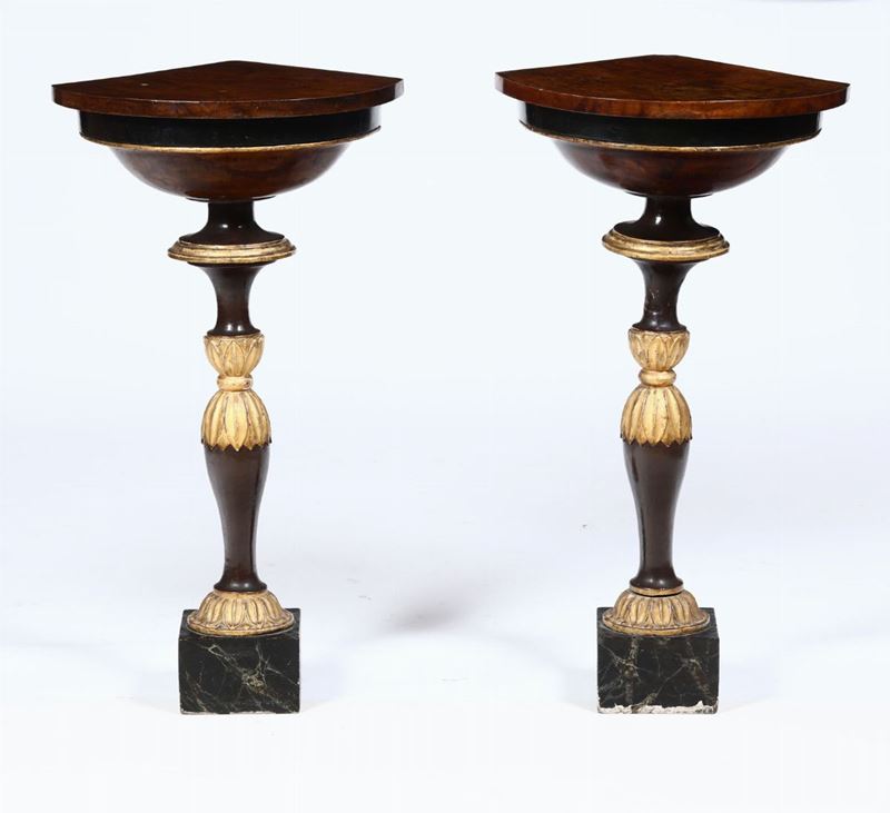 Coppia di mensole ad angolo in legno intagliato, laccato e dorato. In parte del XIX secolo  - Asta Arredi, Dipinti e Oggetti d'Arte - Cambi Casa d'Aste