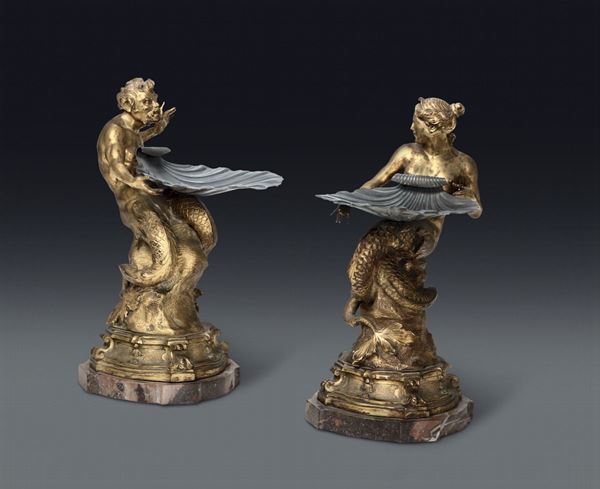 Coppia di alzatine con figure di Tritone e Sirena in bronzo dorato e conchiglia in argento. Francia, XIX secolo, da modelli settecenteschi