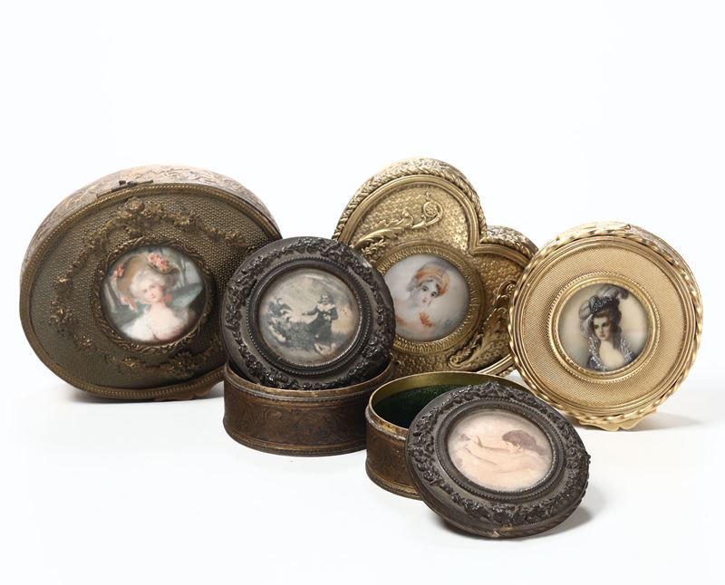 Lotto di cinque scatoline in metallo e metallo dorato, XIX e XX secolo  - Auction Antique April - Cambi Casa d'Aste