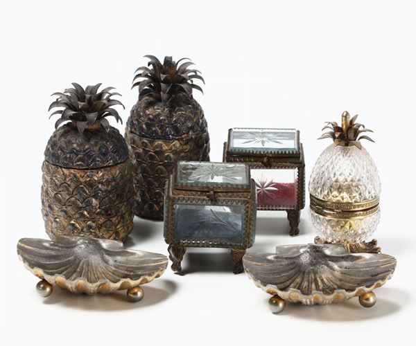Lotto di tre accendisigari a forma di ananas, due conchiglie e due scatoline in metallo e vetro. XX secolo