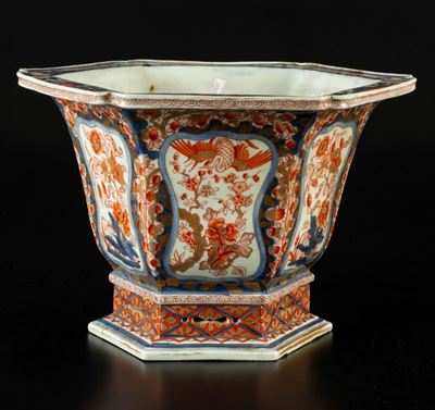 Cachepot Esagonale in Porcellana Imari con Scene Naturalistiche Entro Riserve e Decori Floreali, ...