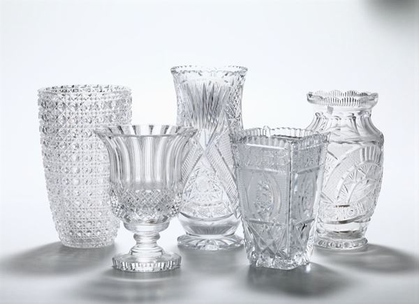 Lotto di cinque vasi in cristallo.