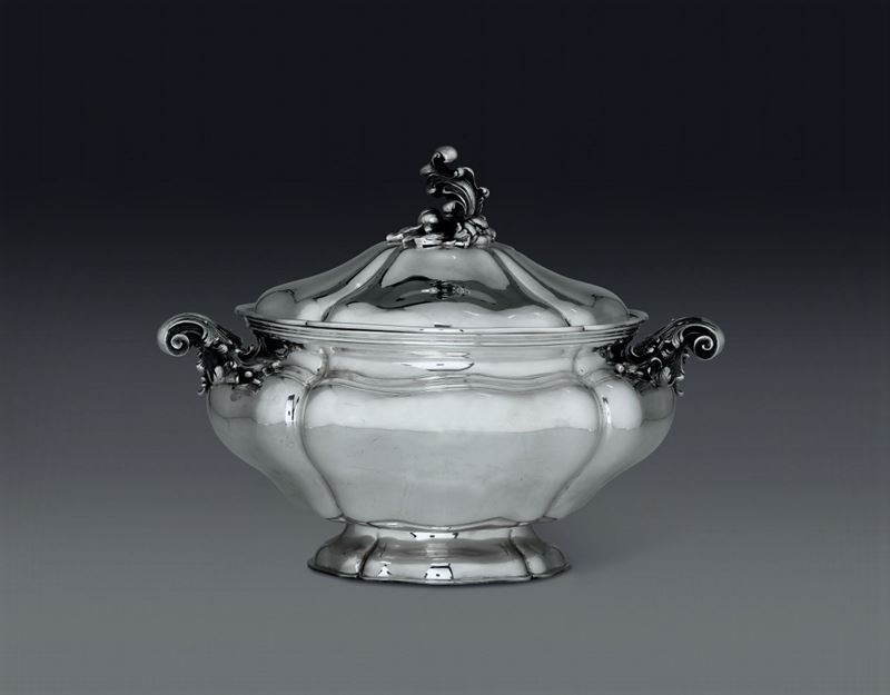 Grande zuppiera in argento con coperchio. Argenteria artistica milanese del XX secolo. Argentiere Zanetti e Pellegrini per Broggi  - Asta L'Art de la Table - Cambi Casa d'Aste