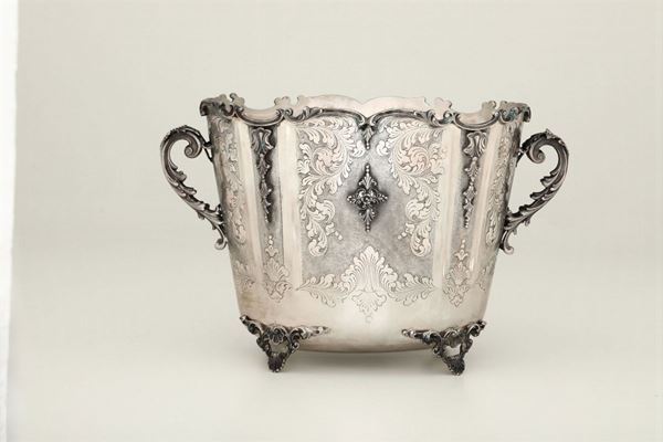 Grande rinfrescatoio in argento fuso e cesellato. Argenteria artistica milanese del XX secolo