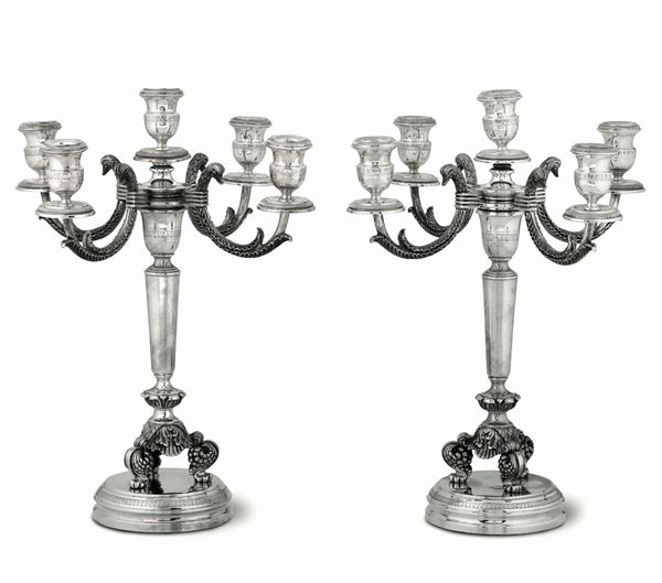Coppia di candelabri in argento a cinque fiamme. Argenteria artistica italiana, Fabbrica Argenteria  [..]