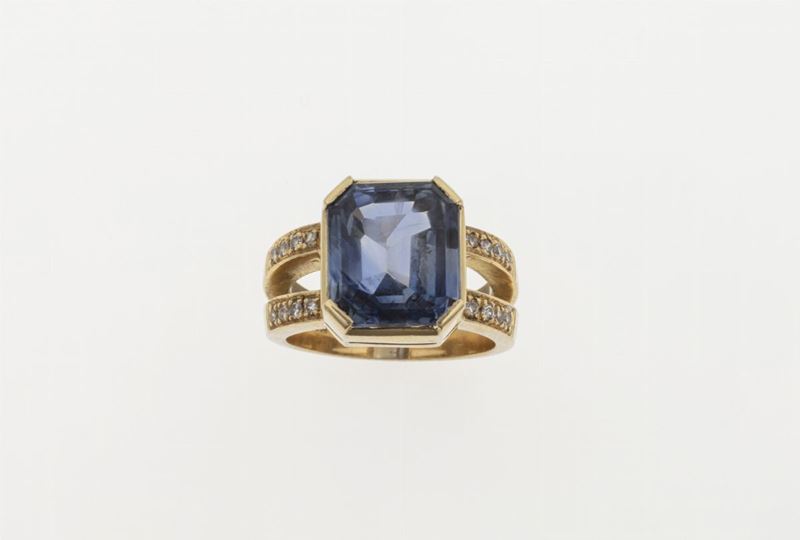 Sri Lankan sapphire weighing 9.59 carats approx, diamond and gold ring. Gemmological Report R.A.G. Torino  - Auction Fine Jewels  - Cambi Casa d'Aste