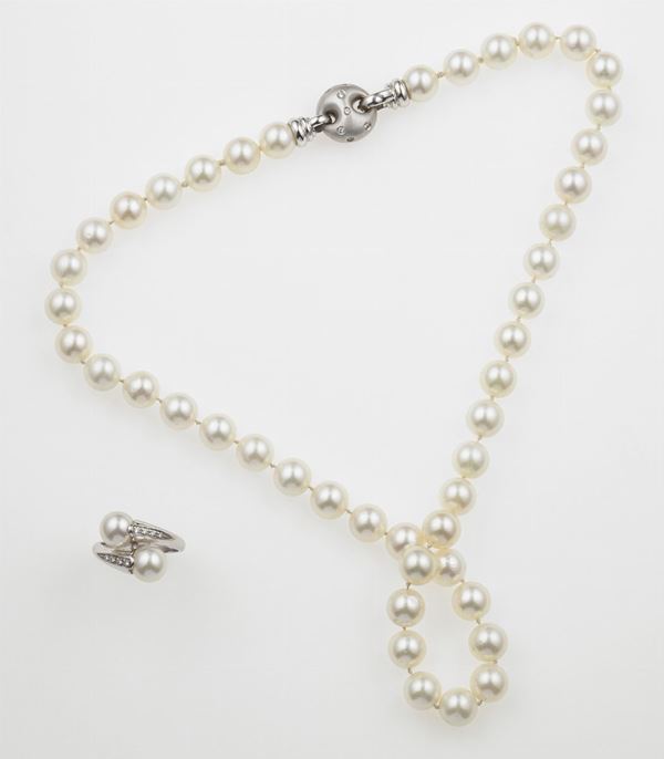 Lotto composto da una collana di perle coltivate ed un anello contrariÃ© con perle