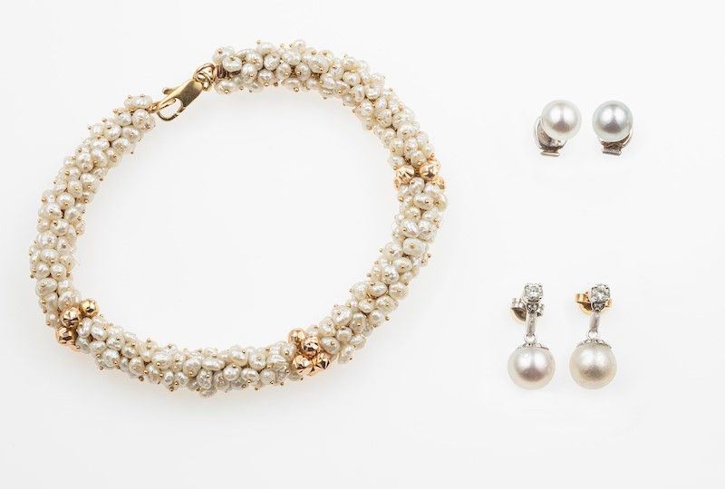 Lotto composto da due paia di orecchini ed un bracciale con perle  - Asta Gioielli | Cambi Time - Cambi Casa d'Aste